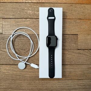 Apple Watch Series 11 42mm + Black S/M Band